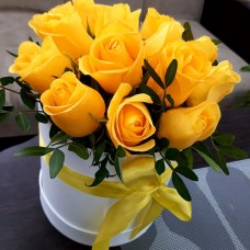 Коробка жёлтых роз