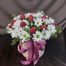Коробка цветы с клубникой "Полянка"